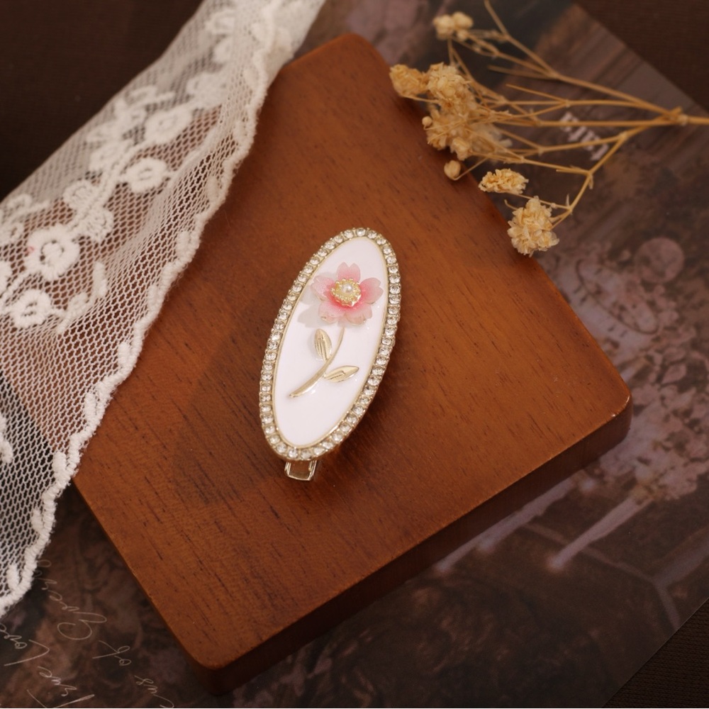 Elegant White Floral Hair Clip